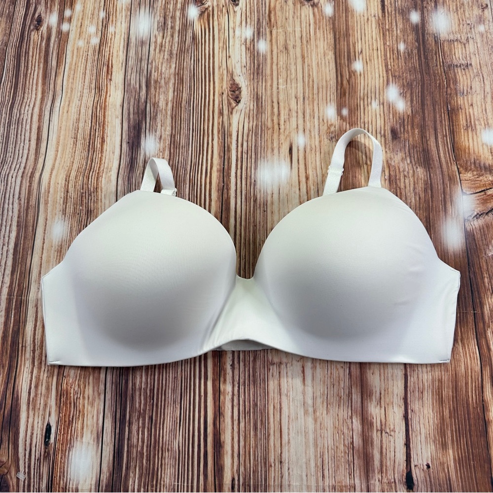 Victoria Secret Wireless T-Shirt Bra Lightly
Lined Size 40D White